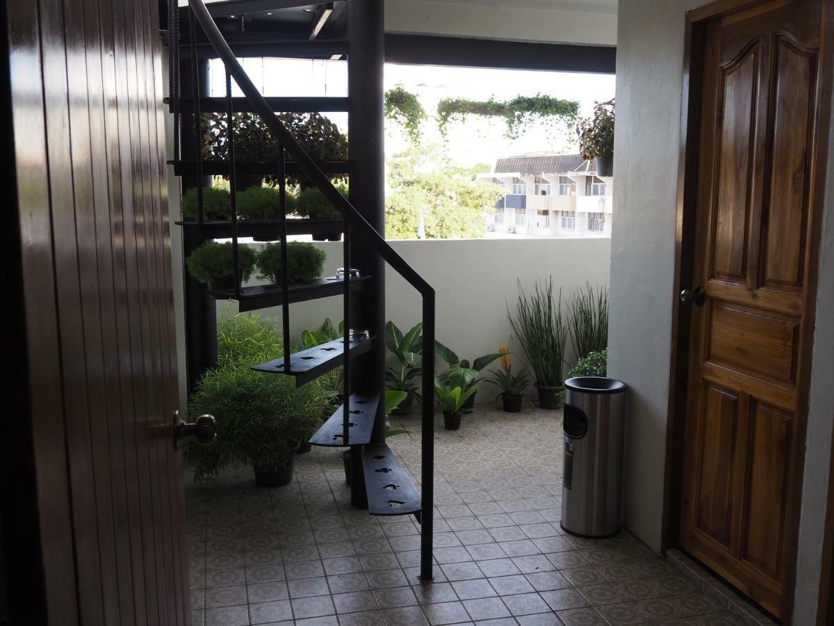 Appartamento Boonnark Bed Night Bazaar No Car Parking Chiang Mai Esterno foto